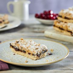 206621C Mincemeat & Cranberry Crumble Traybake (More Food)