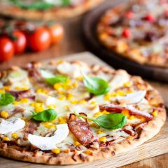 206440C Chicken, Bacon & Sweetcorn Pizza (Pioneer)