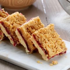 206152C Blackcurrant Crumble Slice (Handmade)