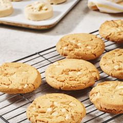 206476C White Chocolate Chip Cookie Puck (Chefs Selections)